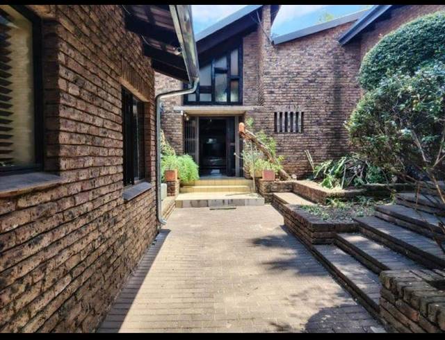 5 BEDROOM HOUSE FOR SALE IN MONDEOR